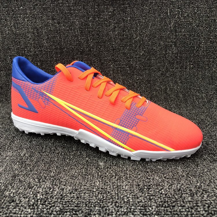 China Custom Chuteira Futebol Professional Soccer Shoes Indoor Futsal Football Shoes Cleats Sneakers For Man