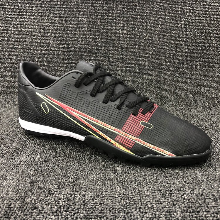 China Custom Chuteira Futebol Professional Soccer Shoes Indoor Futsal Football Shoes Cleats Sneakers For Man
