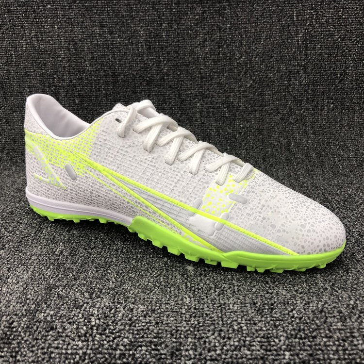 China Custom Chuteira Futebol Professional Soccer Shoes Indoor Futsal Football Shoes Cleats Sneakers For Man