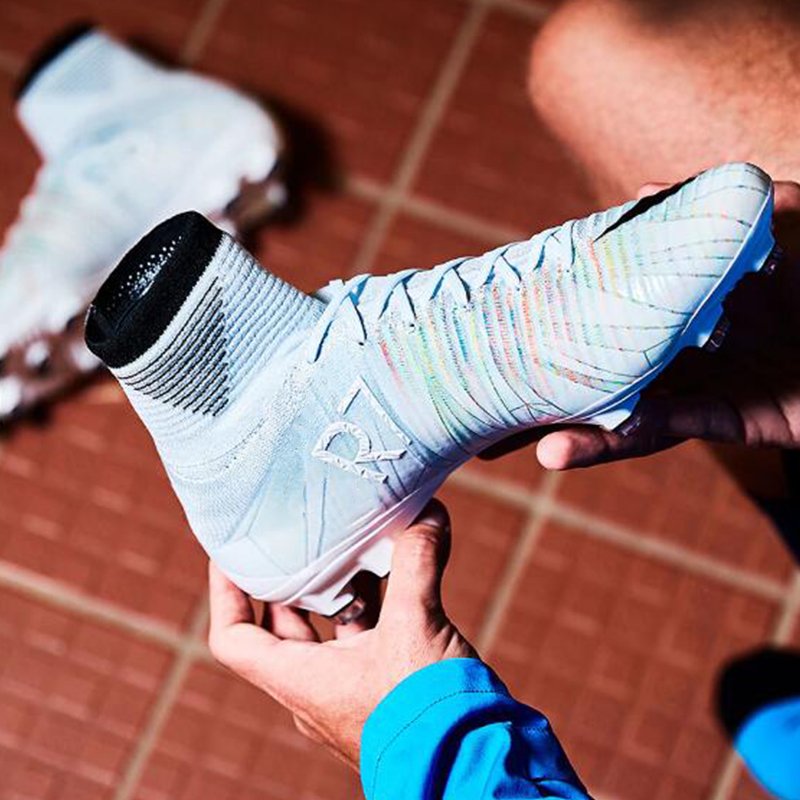 Men's sports shoes CR7 Amazon Hot sales soccer shoes High ankle Football boots Customized Logo Manufacturer sales