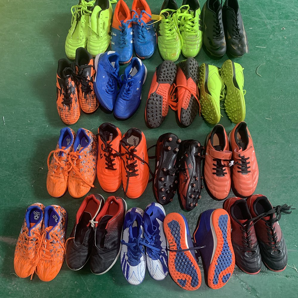 Thrift Wholesale Kids Football Soccer Shoes Design Bales Mix Spike Second Hand Used Fur Bulk Branded Bales Boys Girls