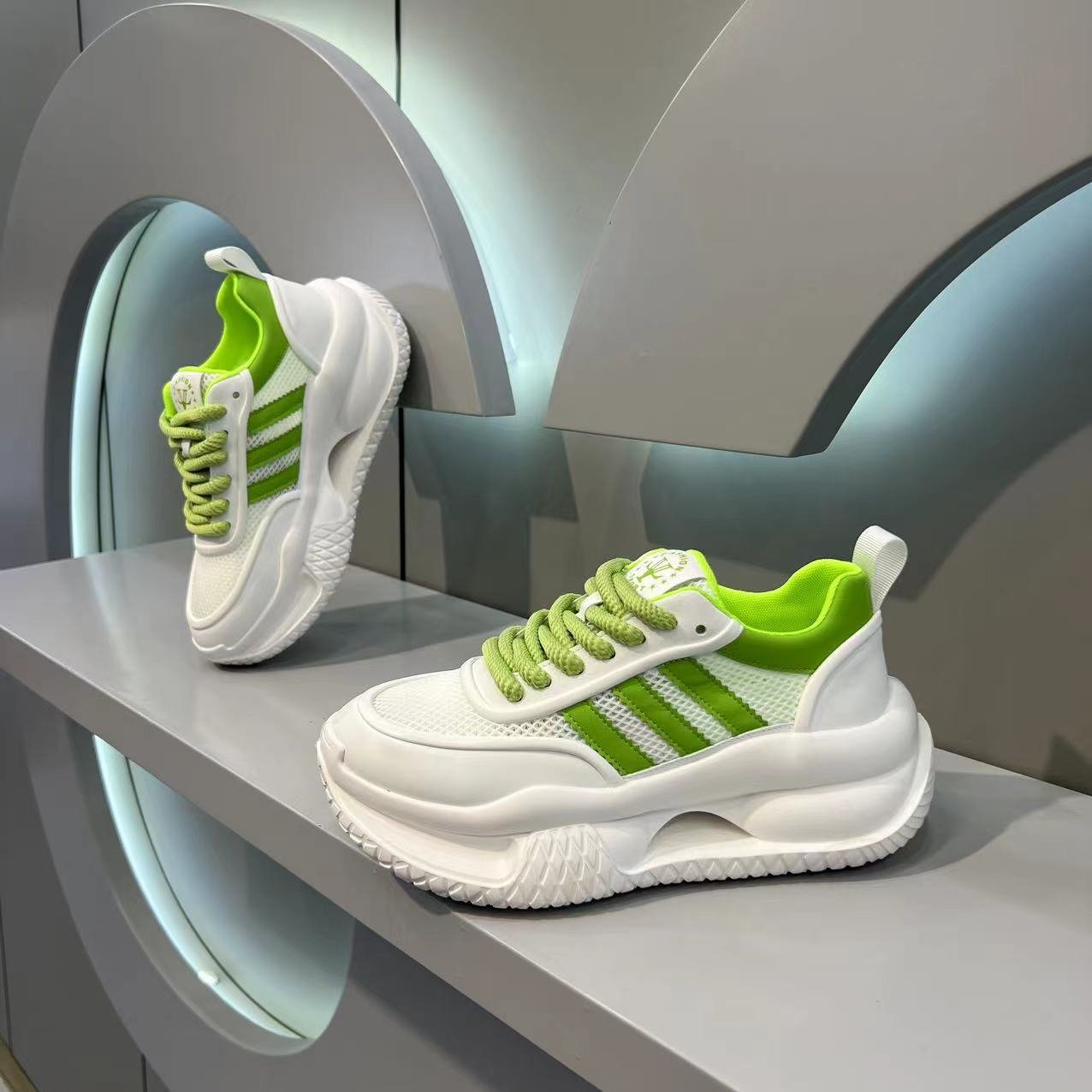 2024 autumn new men's fashion casual sports shoes soft sole increase casual skateboard shoes lace-up shoes