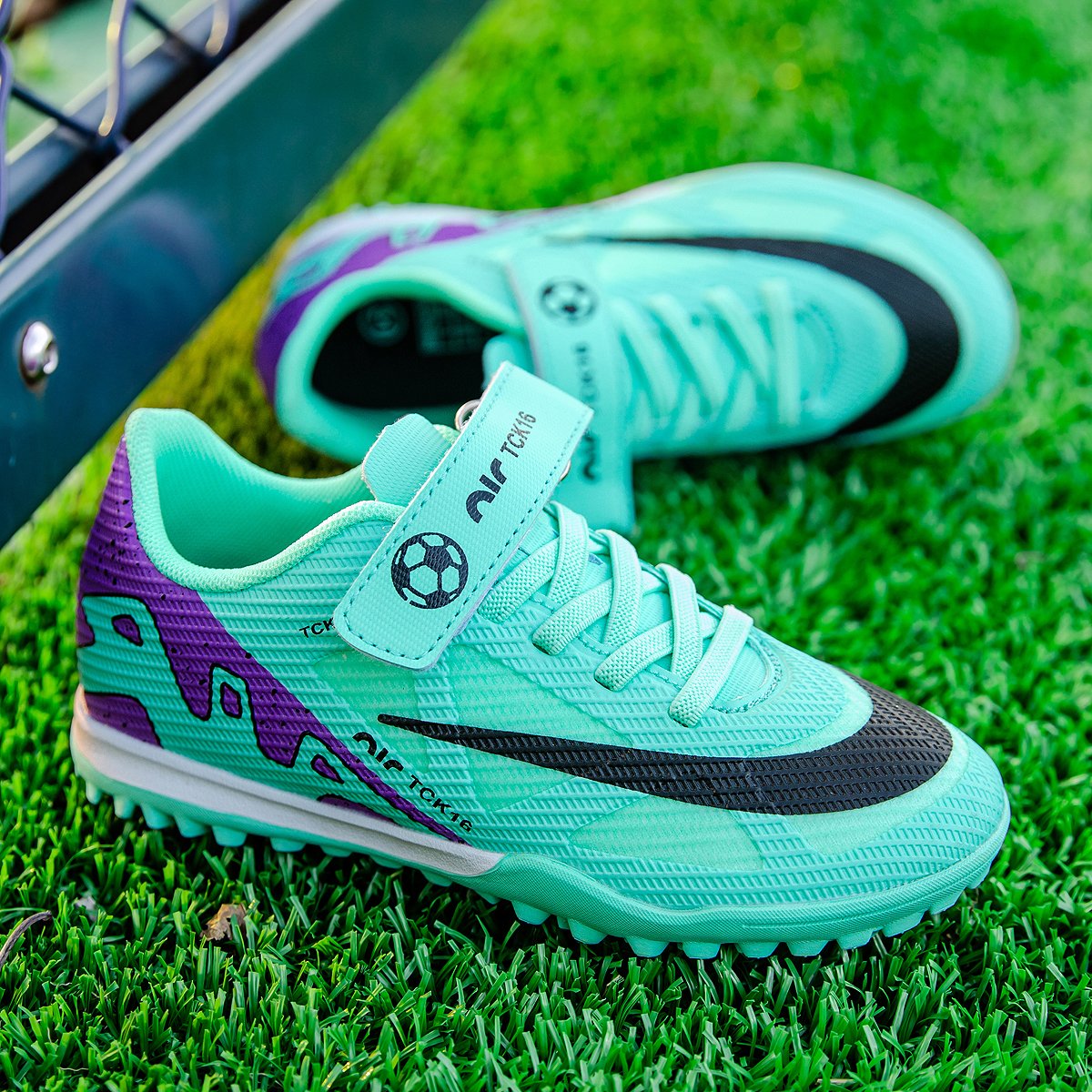 Wholesale Retail Professional Anti-Slip Soccer Shoes for Kids Free Lace Short TF Lawn Broken Nails Campus Training