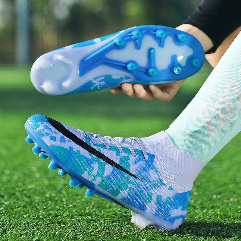 New Men Soccer Shoes High ankle Outdoor Training Soccer Boots Customized Simple Men Sneakers
