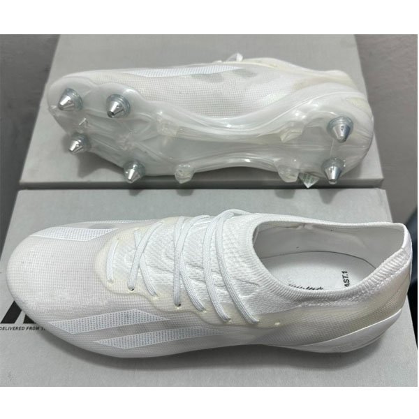 Customized popular new football sports shoes factory wholesale price discount men's outdoor 39-45 sg soccer boots