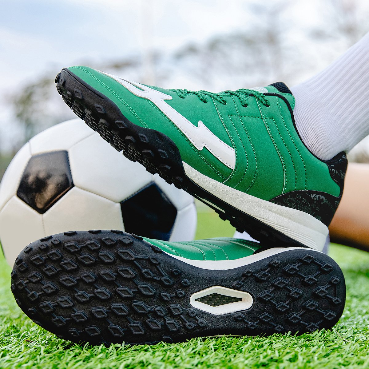 2024 New Men's Outdoor Sports Shoes Wear-Resistant Lightweight Soccer Shoes for Men High Quality Non-slip Indoor Soccer Shoes