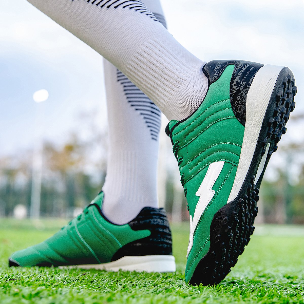 2024 New Men's Outdoor Sports Shoes Wear-Resistant Lightweight Soccer Shoes for Men High Quality Non-slip Indoor Soccer Shoes
