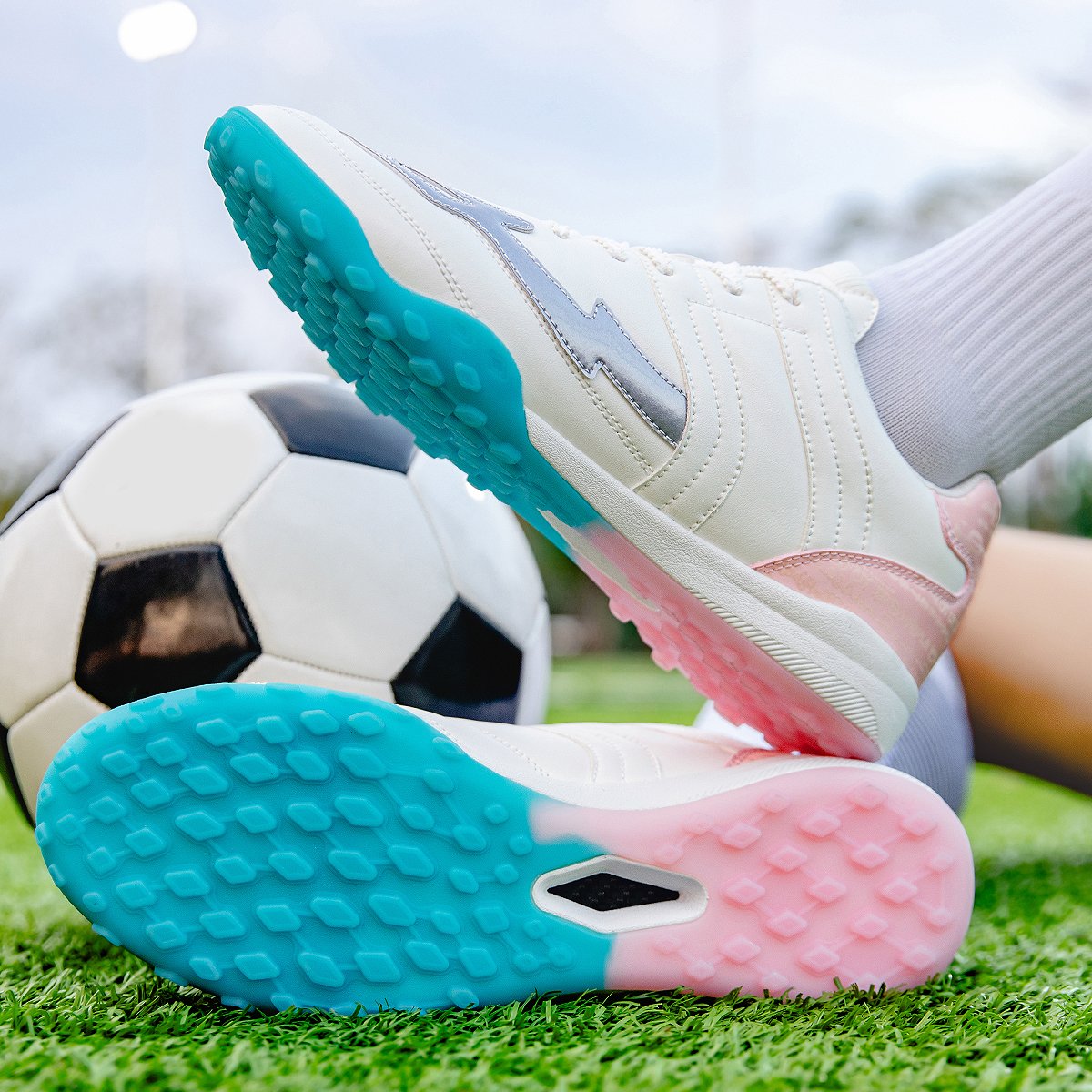 2024 New Men's Outdoor Sports Shoes Wear-Resistant Lightweight Soccer Shoes for Men High Quality Non-slip Indoor Soccer Shoes