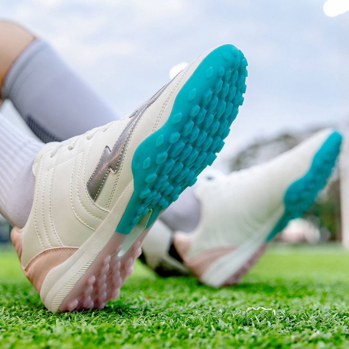 2024 New Men's Outdoor Sports Shoes Wear-Resistant Lightweight Soccer Shoes for Men High Quality Non-slip Indoor Soccer Shoes