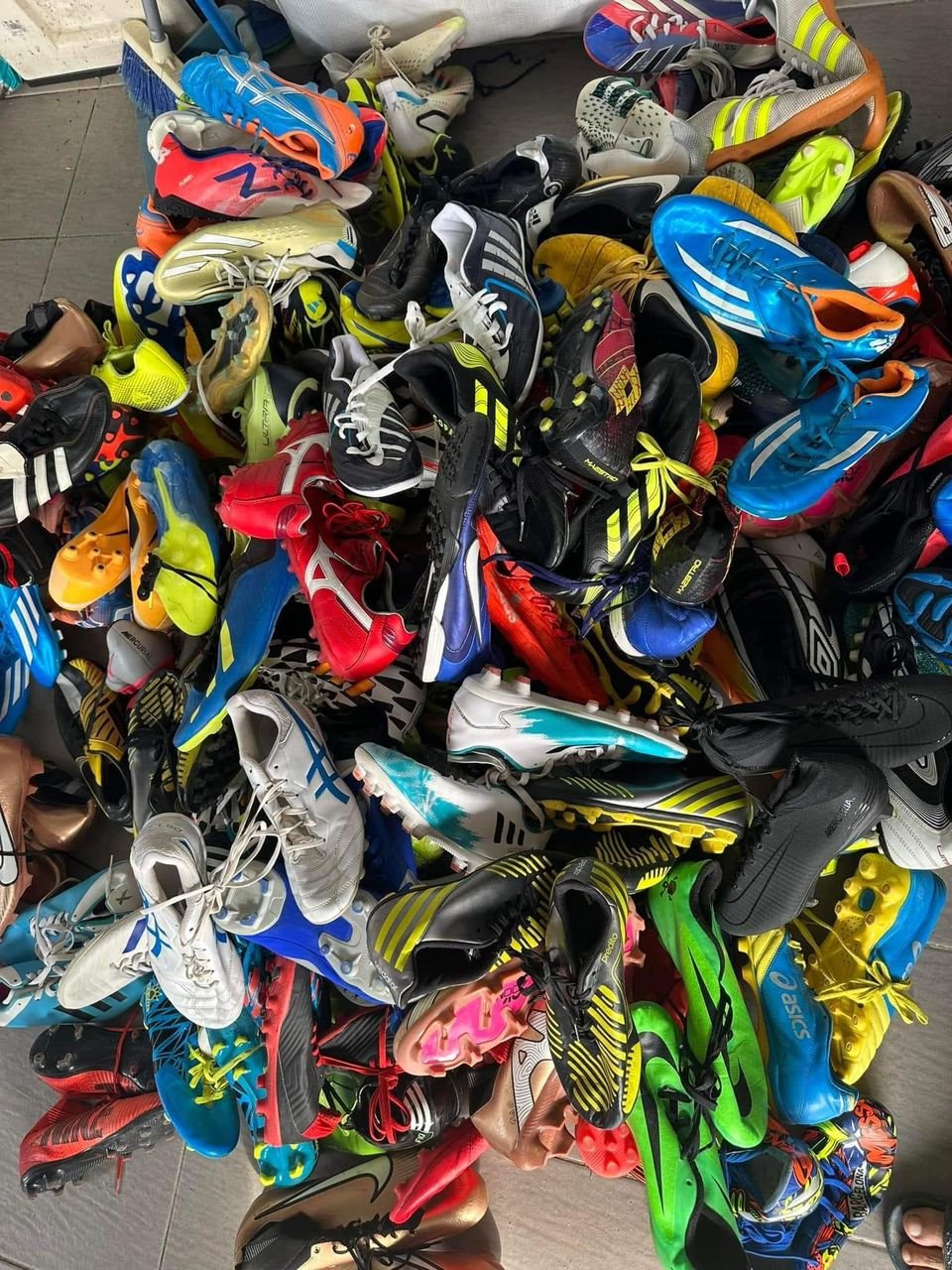 2024 Hot Sale wholesale second hand used soccer boots football shoes boots bales