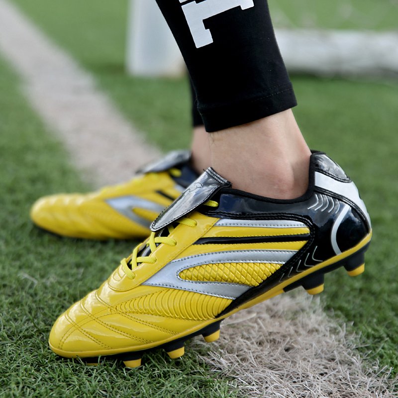 Wholesale new outdoor leather football shoes fashion soccer boots long nails soccer shoes for children and adults