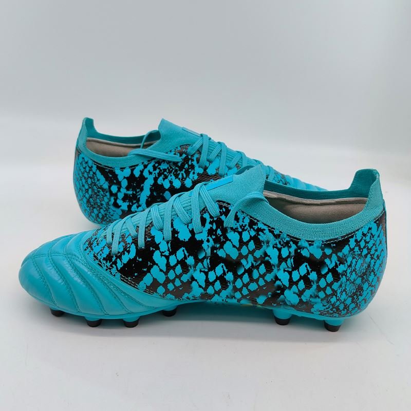 Factory Wholesale Professional High-Top Men's Football Training Shoes Retro Style Walking Shoes Summer Autumn Plush Soccer Shoes