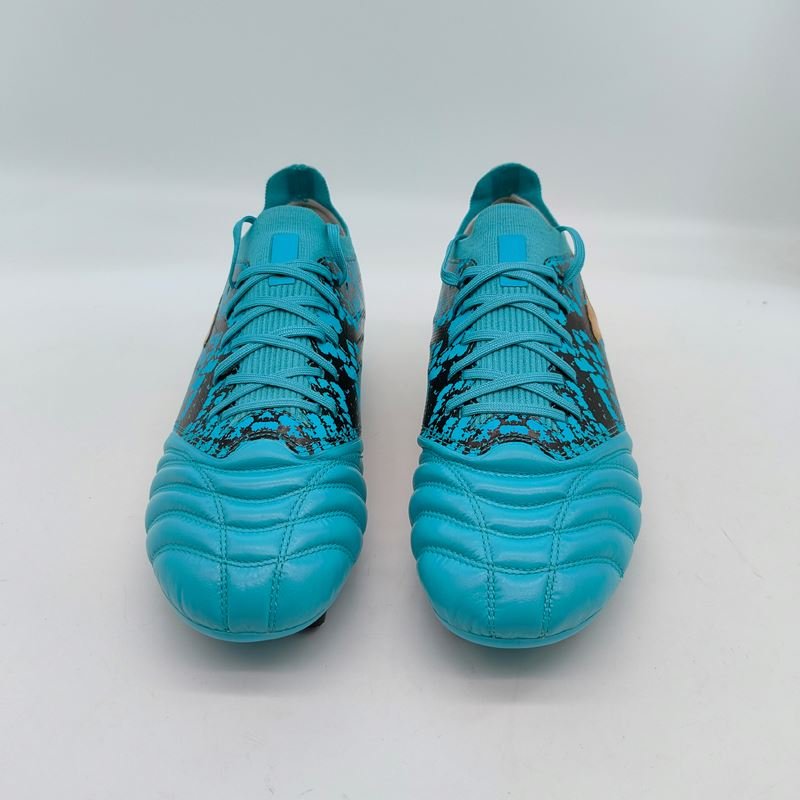 Factory Wholesale Professional High-Top Men's Football Training Shoes Retro Style Walking Shoes Summer Autumn Plush Soccer Shoes