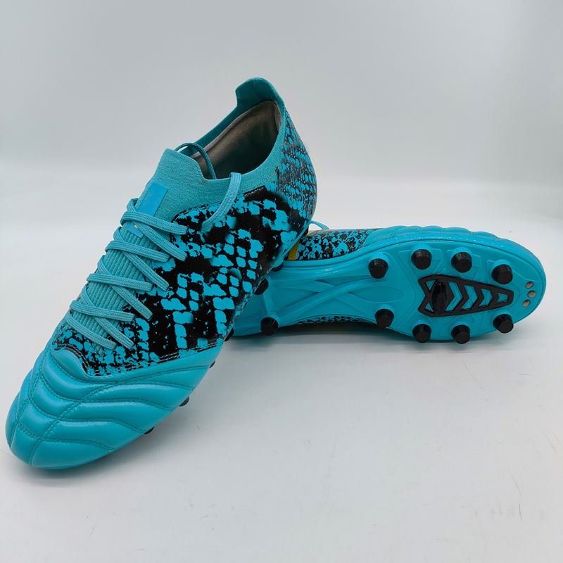 Factory Wholesale Professional High-Top Men's Football Training Shoes Retro Style Walking Shoes Summer Autumn Plush Soccer Shoes