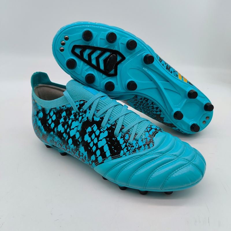 Factory Wholesale Professional High-Top Men's Football Training Shoes Retro Style Walking Shoes Summer Autumn Plush Soccer Shoes