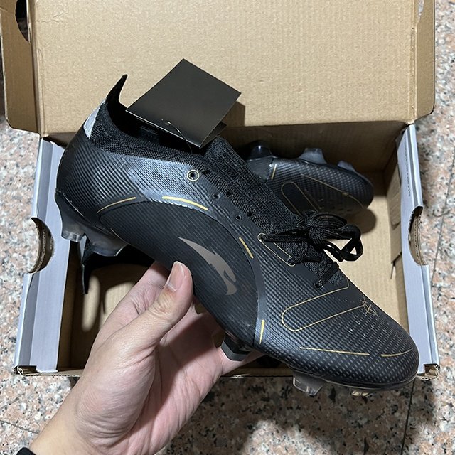 Hot Selling Man Soccer Shoes Football Trainer Shoes