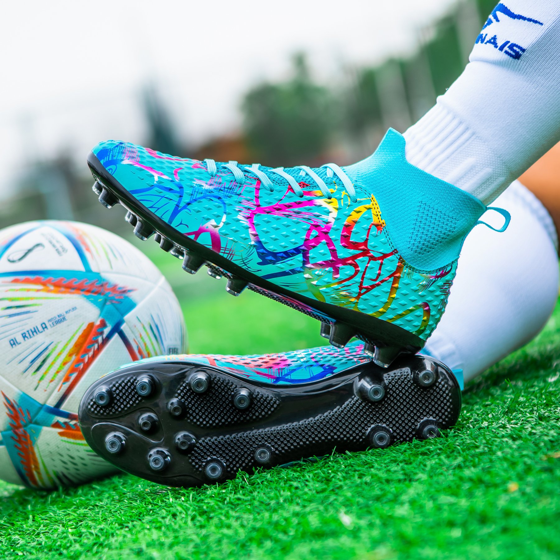 Brand Designed Breathable Anti-Slip Soccer Shoes for Men Boys Spring Season Cleats for Summer and Winter Sports