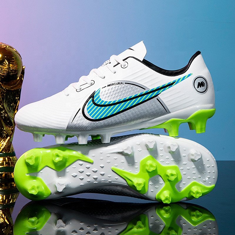 Soccer shoes Wear resistant football shoes, odor proof and slip resistant, made by manufacturers at low prices in stock