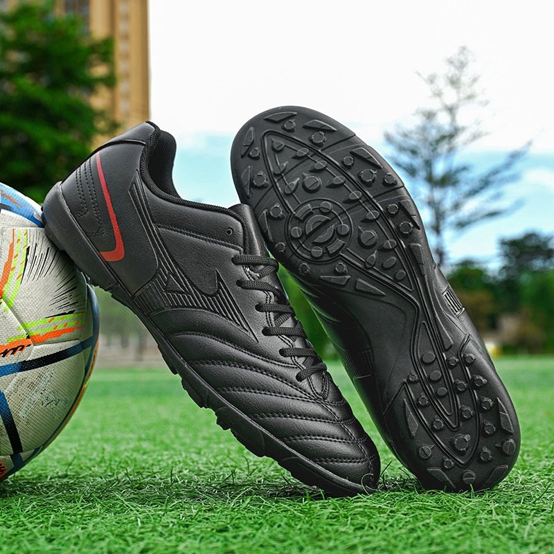 Low top professional training soccer shoes leather spikes sports youth large sizes breathable and lightweight wear-resistant