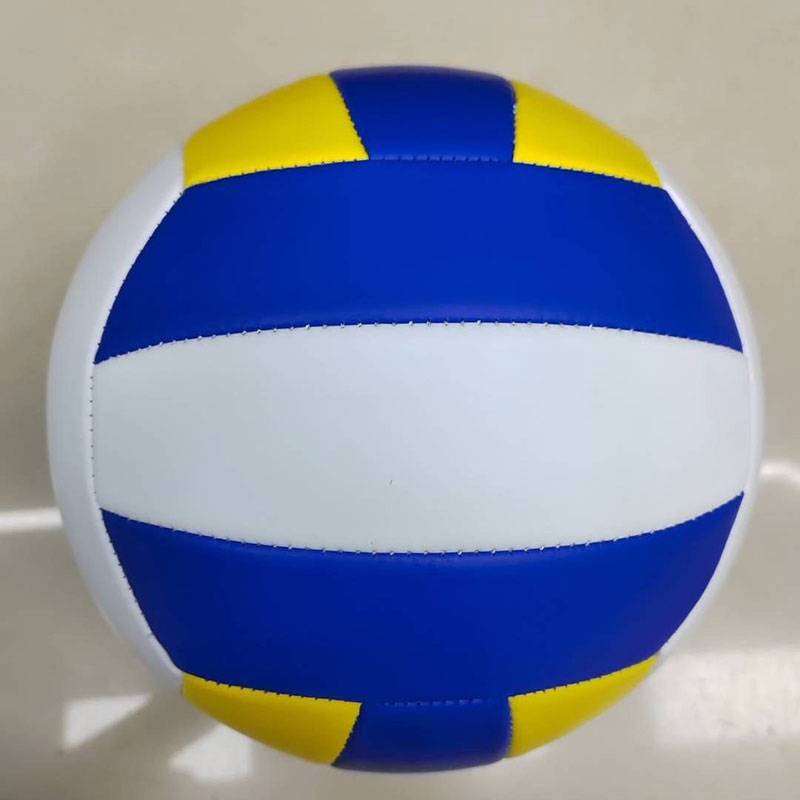 • Training in sports for junior high-school boys and girls in Hurricane Dragon’s Soft Suture 5 volleyball