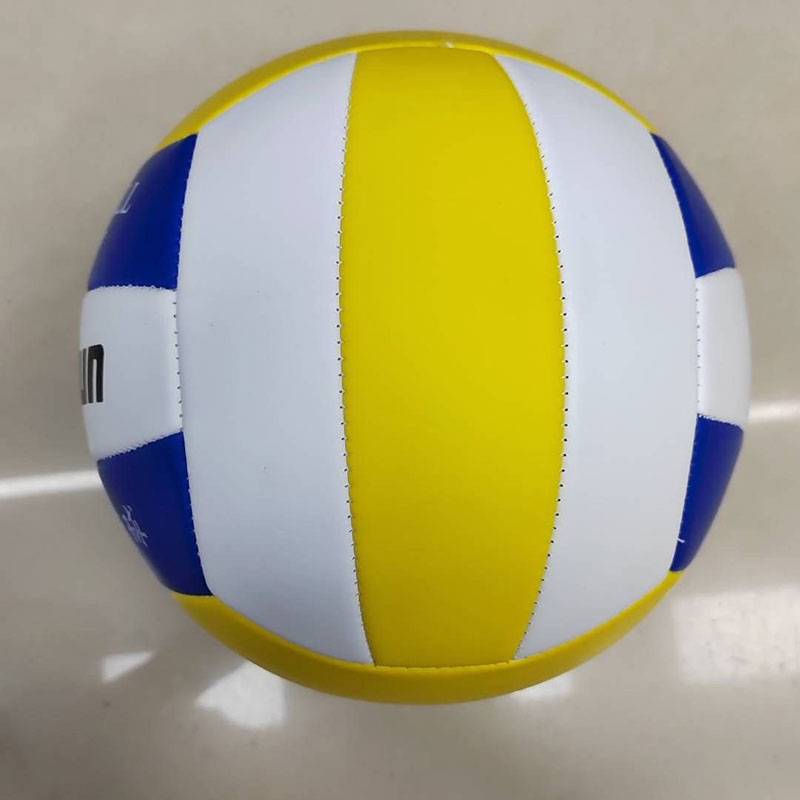 • Training in sports for junior high-school boys and girls in Hurricane Dragon’s Soft Suture 5 volleyball
