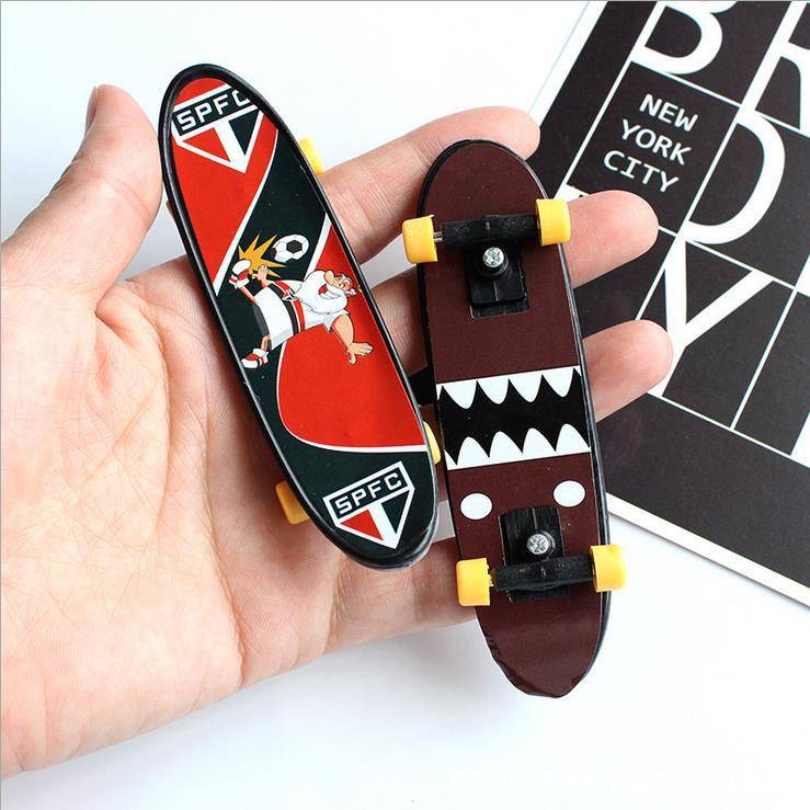Turtle -specific skateboarding plastic alloy finger skateboarding mini -fingertips sports skate props happy toys