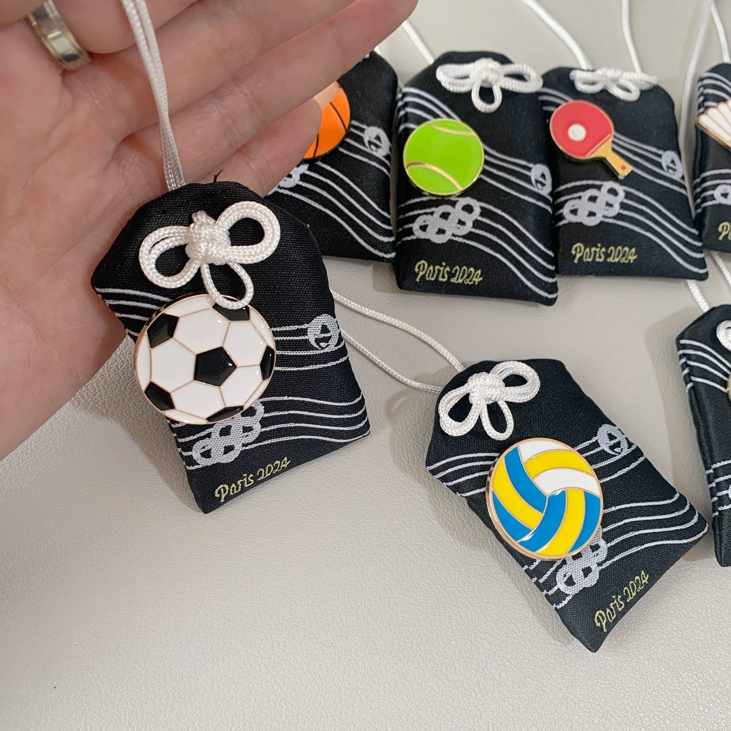 Badminton table tennis volleyball football basketball high -end balls Yushou blessing bag Ping An prayer authentic fragrance type