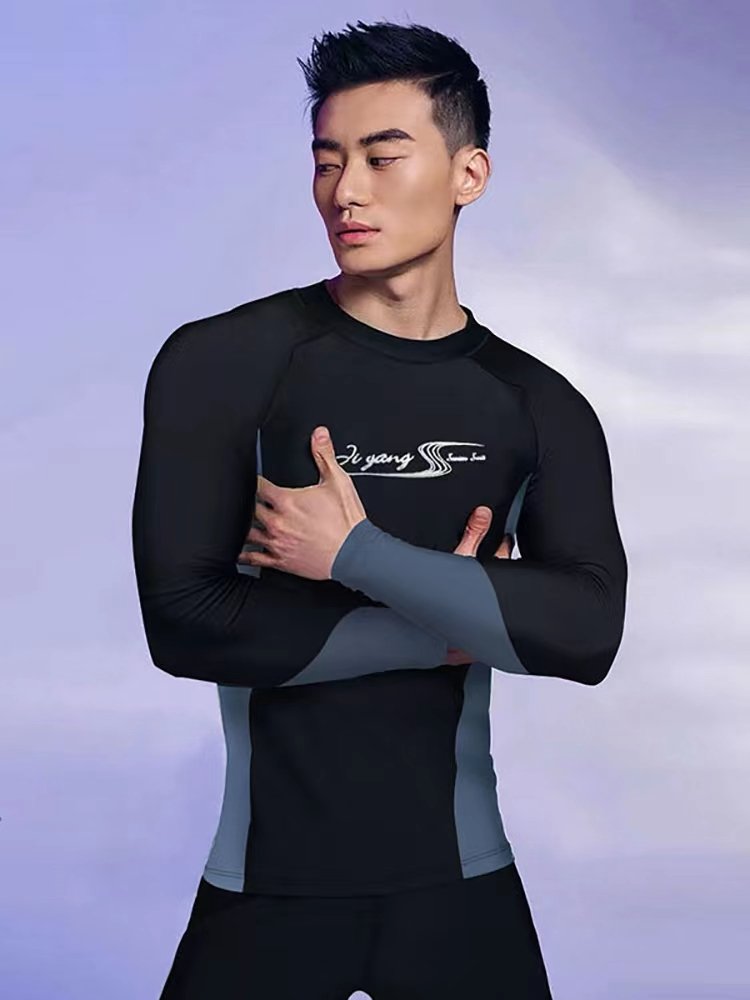 Couples with long-sleeve swimsuits, dry-packed jellyfish, sunscreen surfing, long-sleeved, large-scale drifting swimsuits