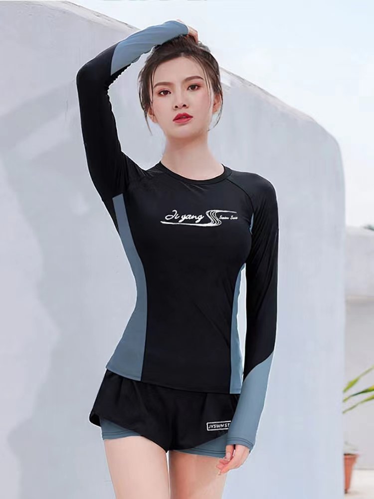 Couples with long-sleeve swimsuits, dry-packed jellyfish, sunscreen surfing, long-sleeved, large-scale drifting swimsuits