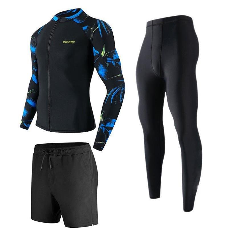 A man's bathing suit with a long-sleeved long-sleeved, long-sleeved, long-sleeved swimsuit with an awkward swimsuit suit