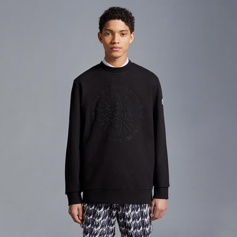 A man who embroidered a surfing pattern of cotton tasting
