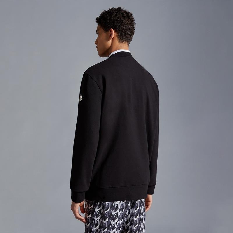 A man who embroidered a surfing pattern of cotton tasting