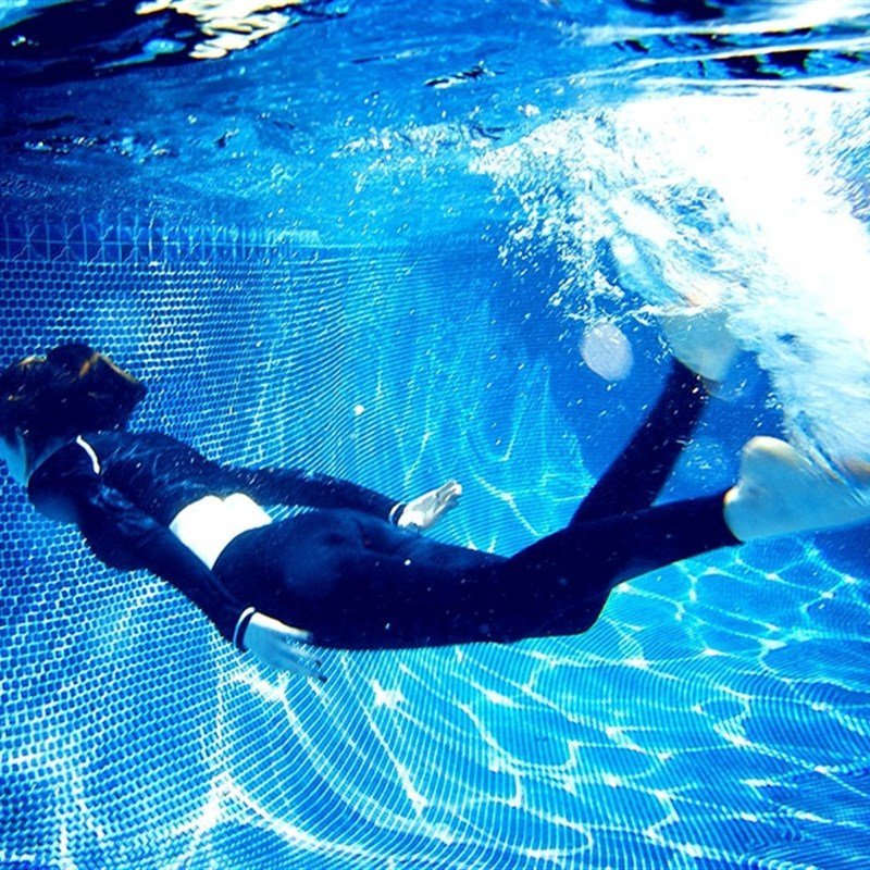 The lady's two-swipe surf shorts are tight and lean, swimming against the sun