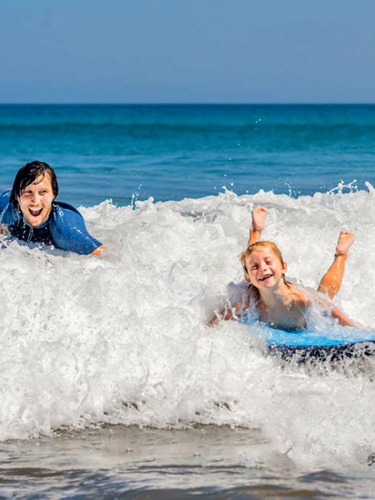 German imports of technical outdoor inflatable surfboards in Japan, so that they can learn to play safe with adult children