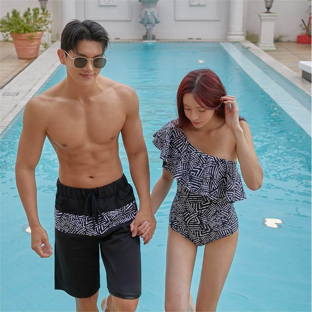 The new Korean couple's bathing suit girl at the Source Factory