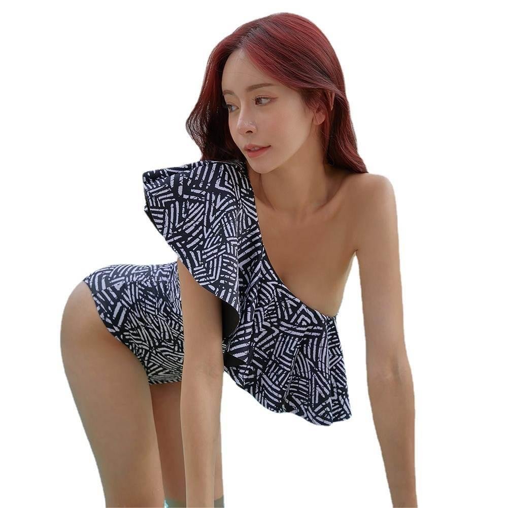 The new Korean couple's bathing suit girl at the Source Factory