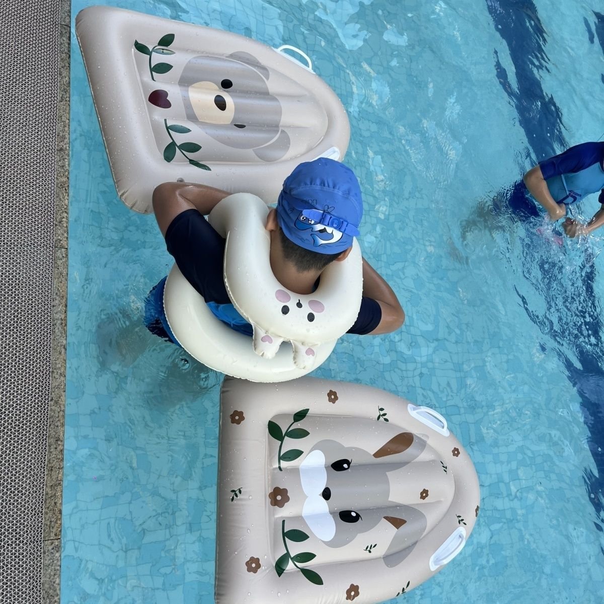 Children's surfboard floats are inflating and swimming by the sea
