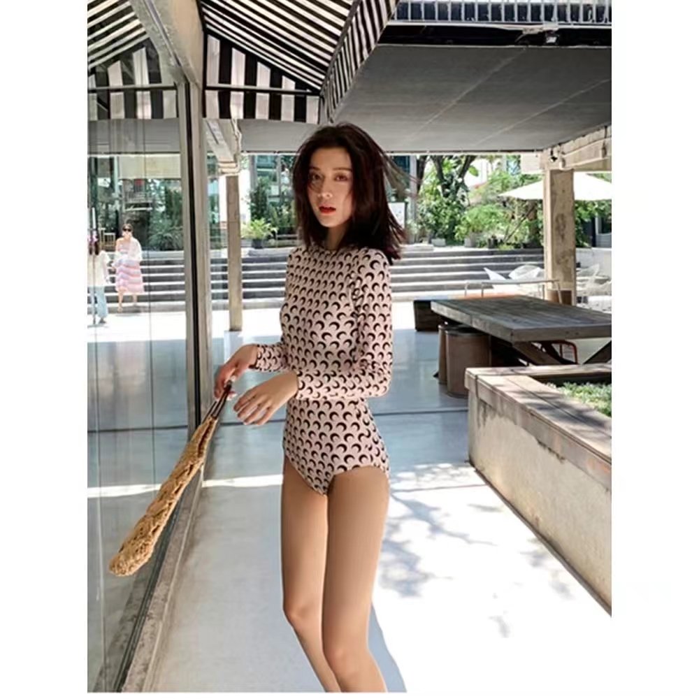 The new 2024, the hot Korean swimsuit girl with a thin, conservative, dry surfing suit