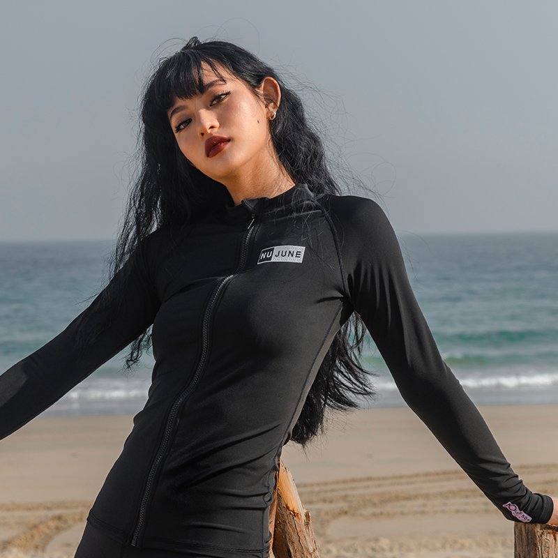 Ms. Nu June's Swimming suit, long-sleeved, black-chained surf-scrambling suit, protected two large sets