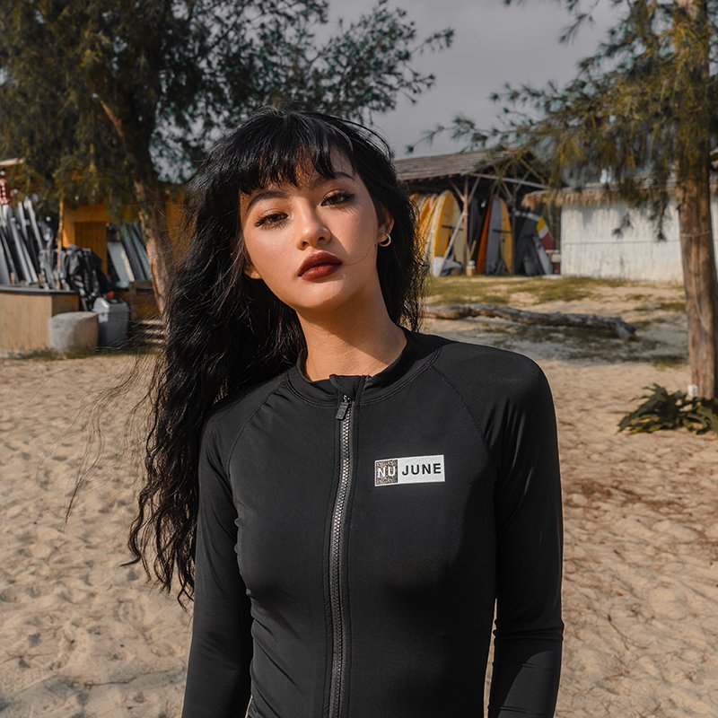 Ms. Nu June's Swimming suit, long-sleeved, black-chained surf-scrambling suit, protected two large sets