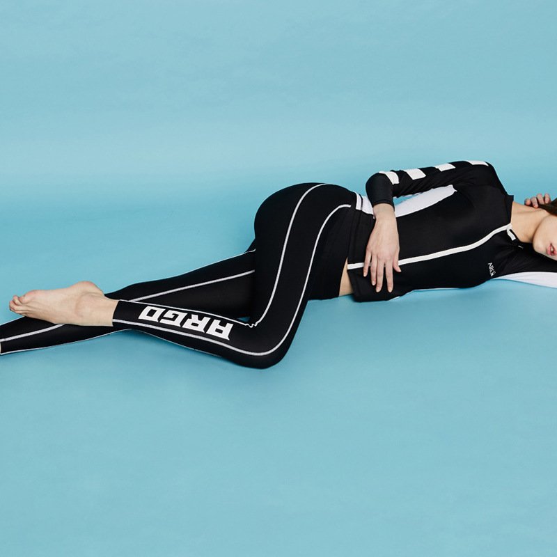 Diving suit long-sleeved, thin-skinned bathing suit for a man with long pants surfing on a jellyfish swimsuit