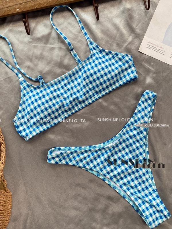 dicanonins is on holiday with a bikini-sea hottie with a pectronic swimsuit