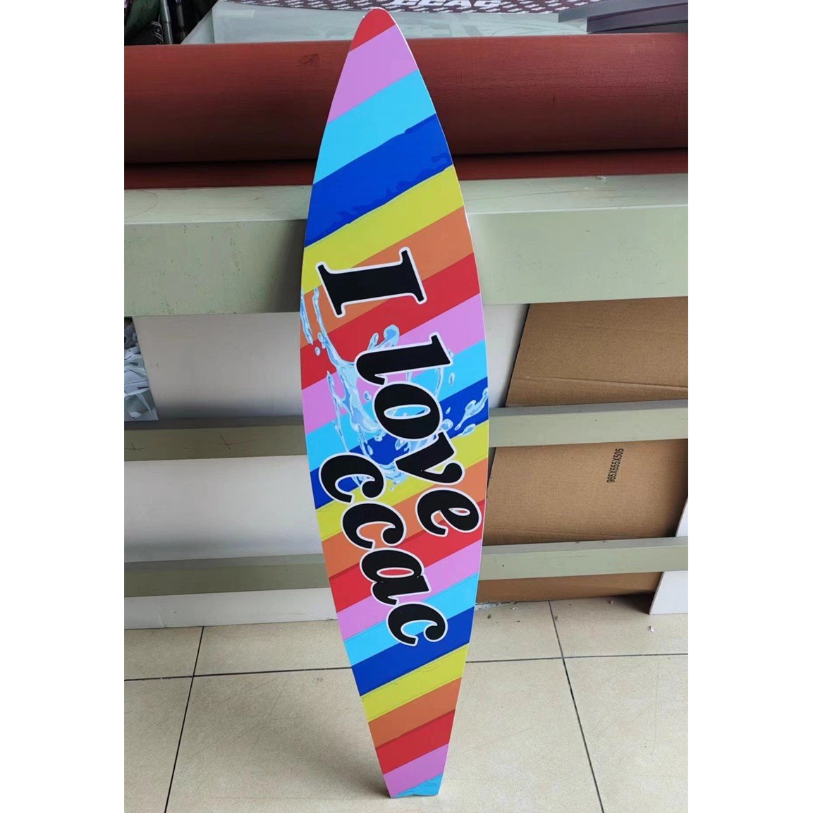The children's stage walkers took pictures of the surfboard model and wrote the real sailboard decorations to customise