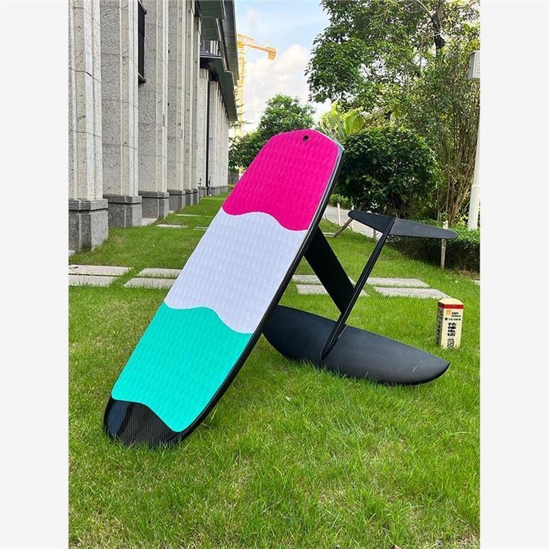 Powerless carbon-fibrous waterboards with the same tremor board and the same beginners standing up and going straight