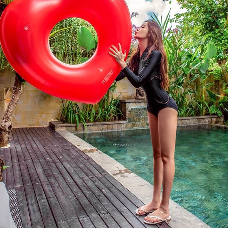The bathing suit is a 2024 new-explosive long-sleeved, sunproof, thin-skinned sports professional surfing hot springs