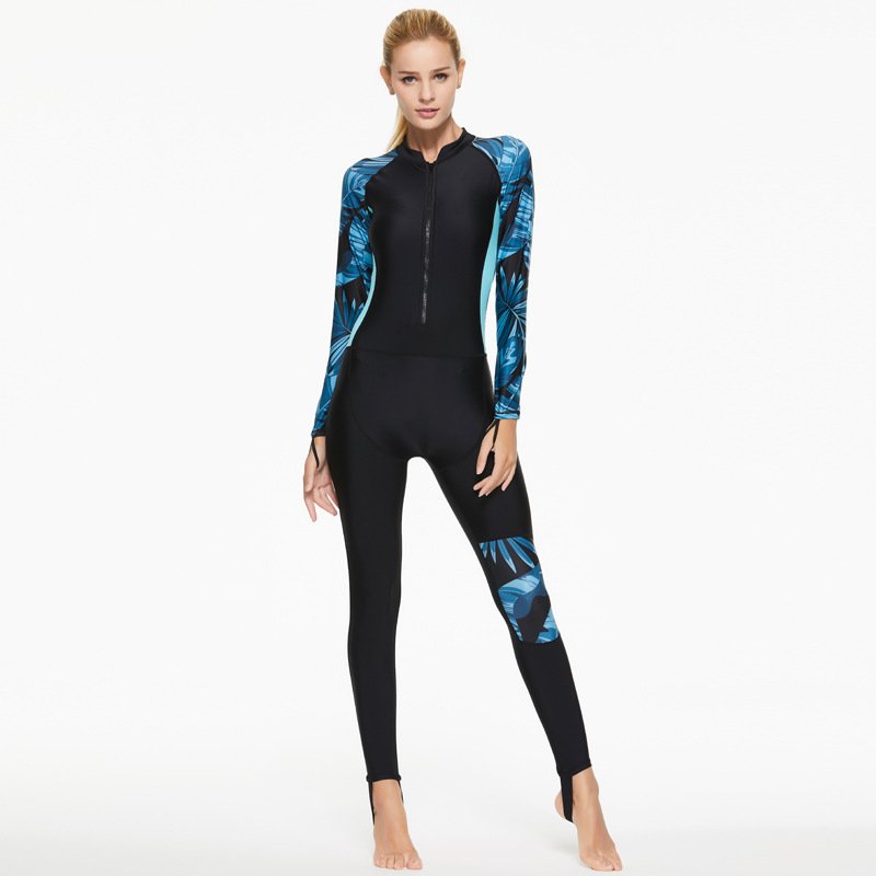 Long-sleeved surfer and swimsuit, with a spa and a thin-covered bathing suit for the lady