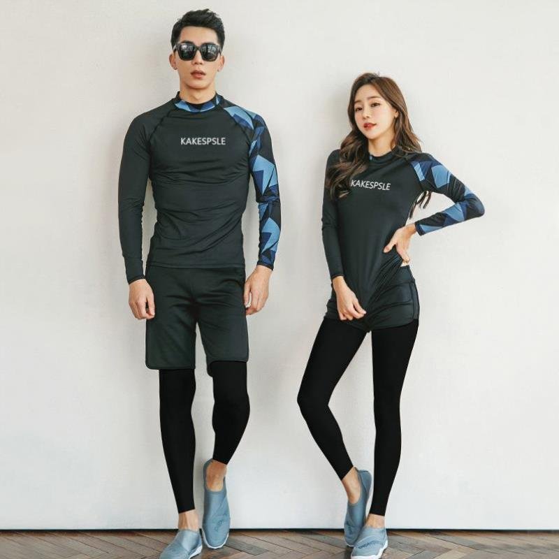 The new Korean version of a long-sleeve surf-proof bathing suit suit for a skinny couple at the bathing suit