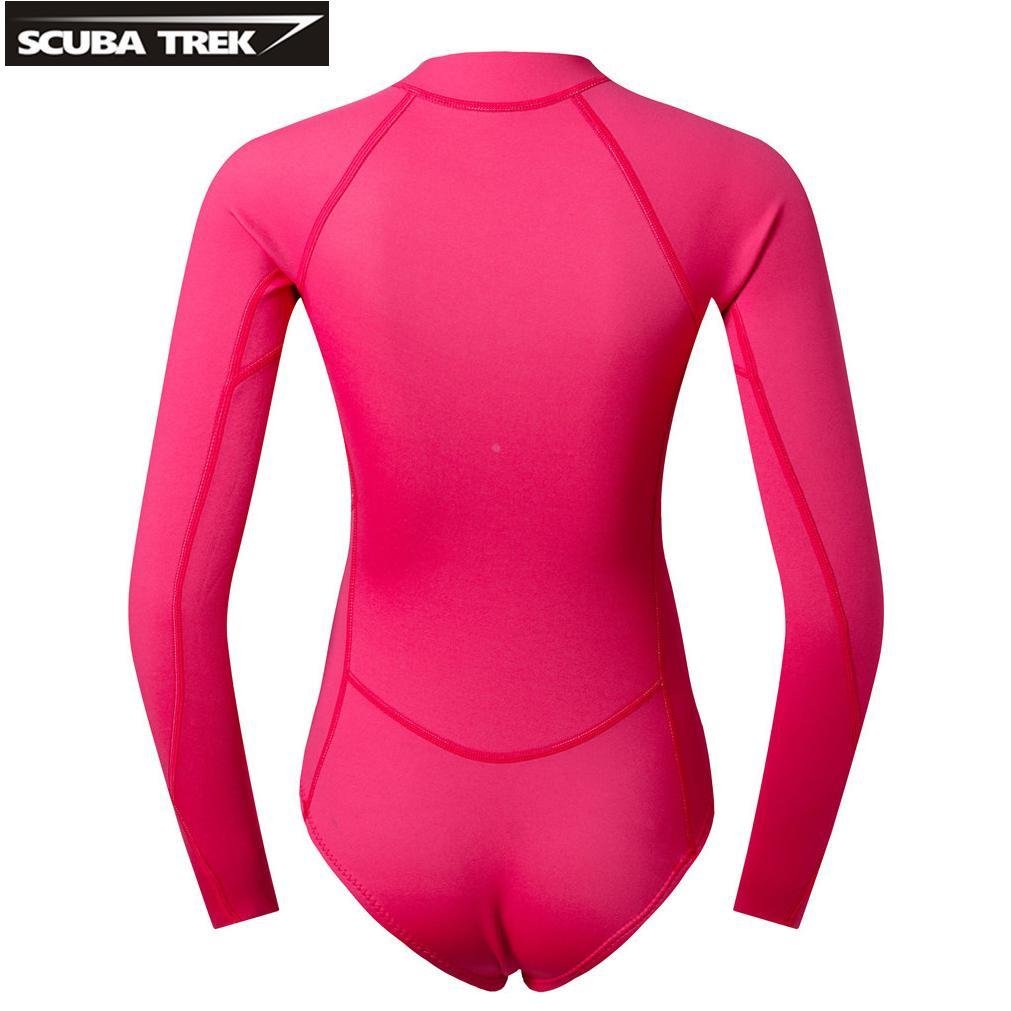 a 2mm-gauge wet suit for a woman with a long sleeve full of sunscreen swimsuits and long pants surfing and wearing jellyfish