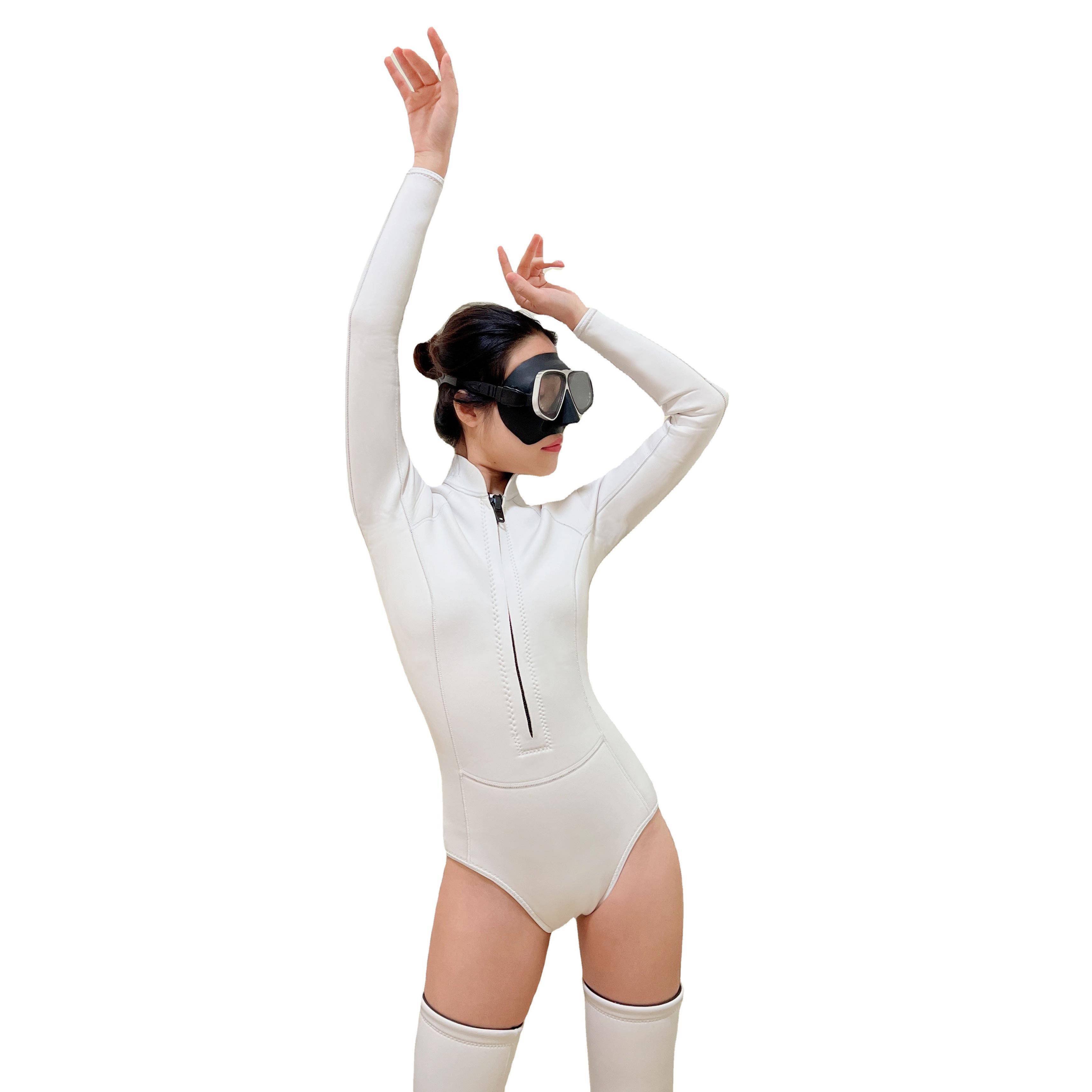 Free-diving, wet-dressing, cold-snorming, hot-skinned, wet-skinned, white