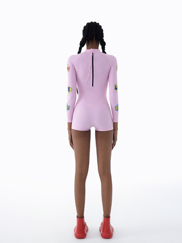 KAMENCAT HOT-SWAMING LADY WITH LONG-SLEEVED PANTS COVERED IN SUNSCREEN HOT SPRINGS WITH A JELLYFISH SURFING SUIT